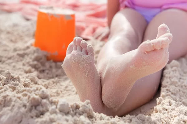 A areia do mar da alergia?