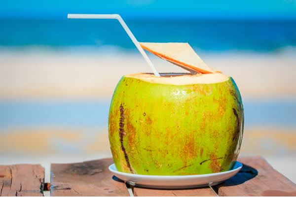 Confira os benefícios da água de coco!