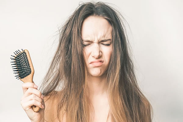 Porque descolorir o cabelo estraga os fios?