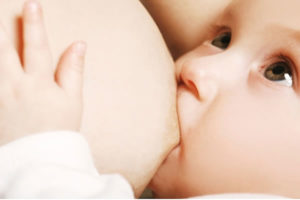 Quais os benefícios que o leite materno passa ao bebe?